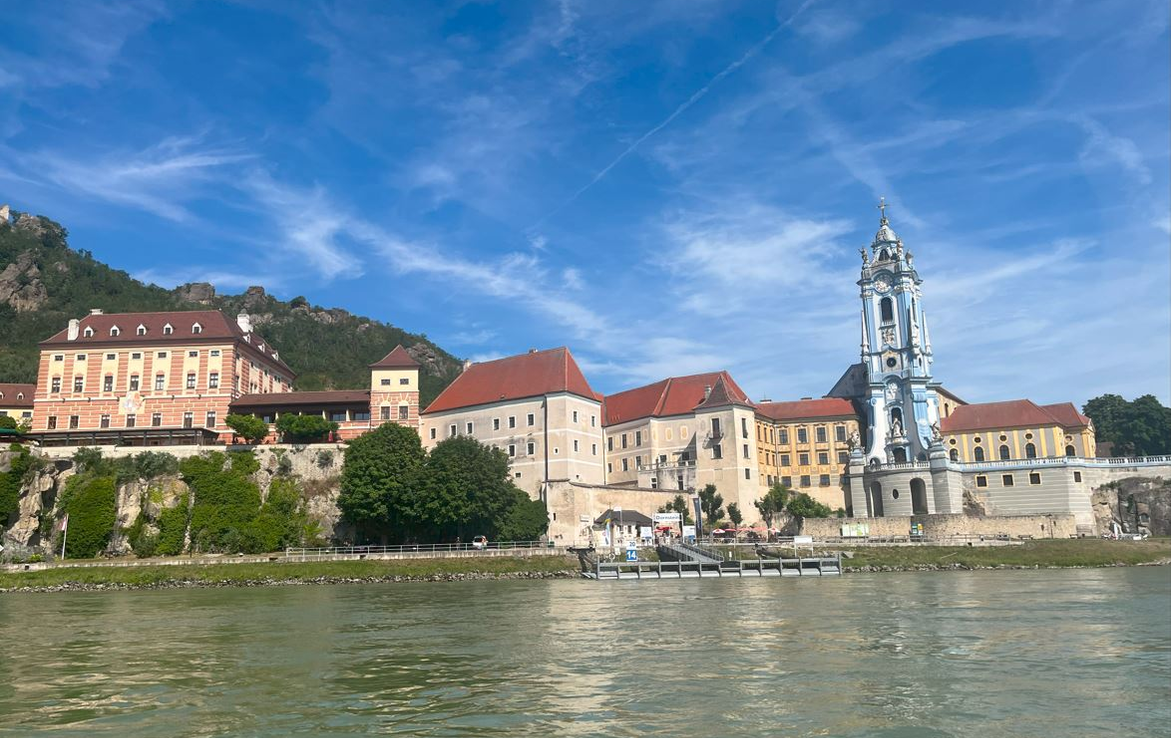 ein Blick vom Fluss aus, auf eine Stadt in der Wachau  | © MVH