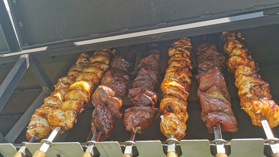 gegrillte Spieße von den smokinBBQ Girls vom Famiienfest 2022 | © smokiinBBQ