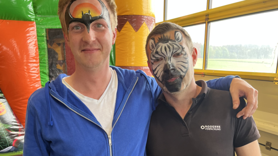 zwei Kollegen die sich am Familienfest 2022 das Gesicht schminken lassen als Zebra und Batman | © MVH
