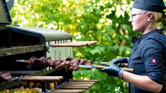 die  smokinBBQ Girls vom Familienfest 2022 beim Grillen | © smokiinBBQ