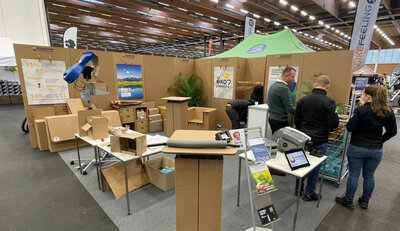 Messestand mit Besuchern der Messe | © MVH