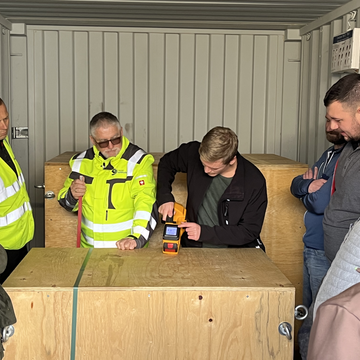 Personen der Ladungssicherungsschulung beim Erklären im Container | © MVH