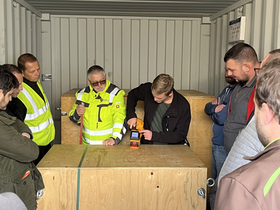 Personen der Ladungssicherungsschulung beim Erklären im Container | © MVH